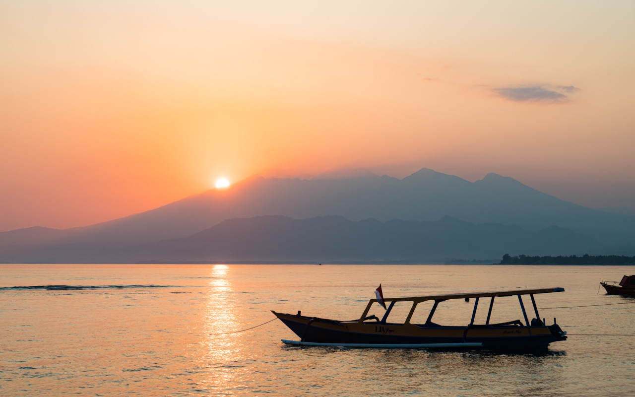 Sonnenaufgang mit Blick Richtung Lombok und seinem Vulkan