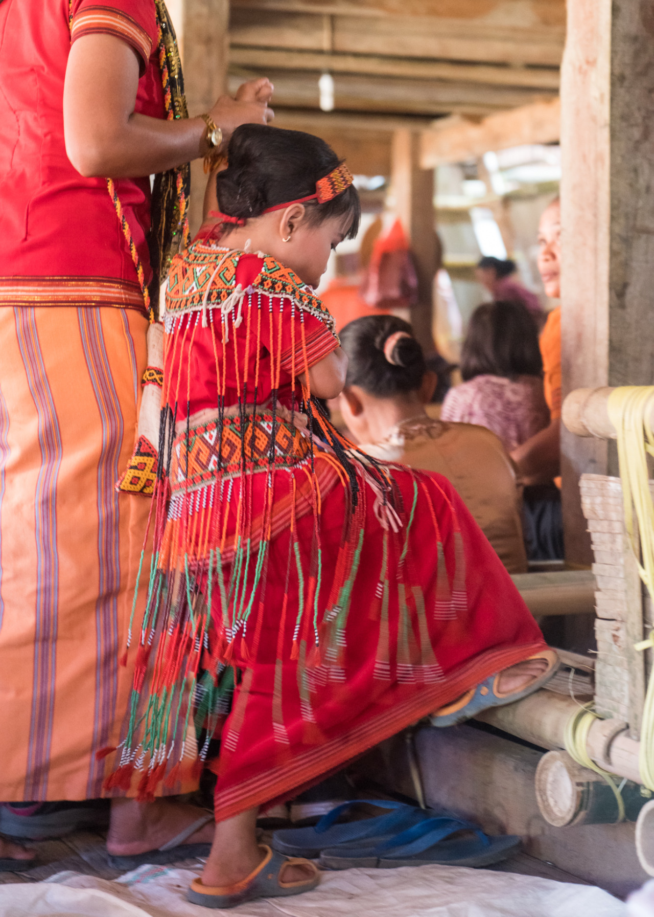 Traditionelles Gewandt eines Enkels der Verstorbenen.