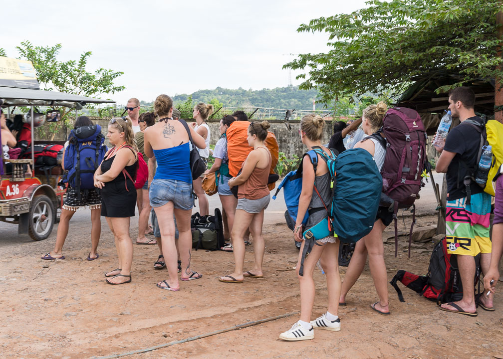Verlohrene Touristen warten auf ihre Rettung. Links außen, hinter dem blauen Rucksack, kann man den Haarschopf erkennen
