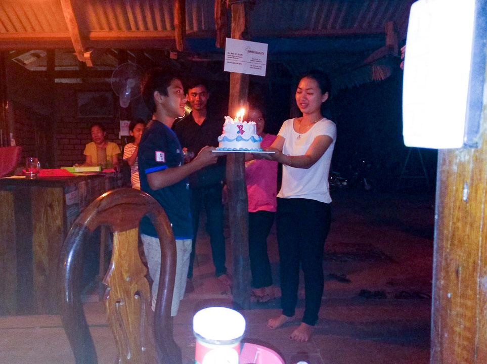 Am ersten Abend hatte einer der Söhne der Resortbesitzerfamilie Geburtstag. Während meinem Monday Meeting wurde ein Griller aufgebaut und jeder bekam eine Riesenportion Squid