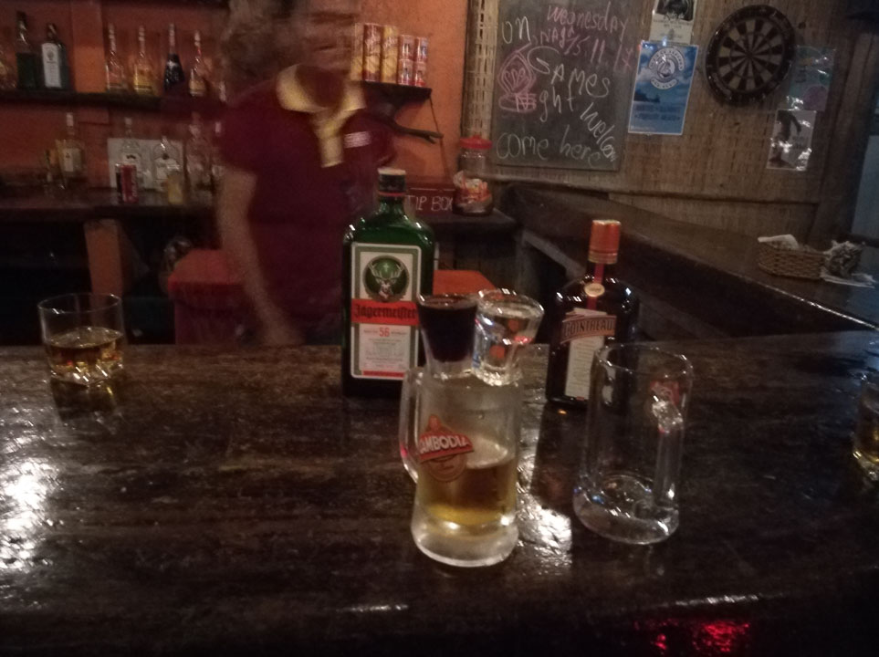 Nebenan im Naga Resort gibts ein Uboot… Contreau auf Ex und dann Jägermeister mit Redbull hinten drauf