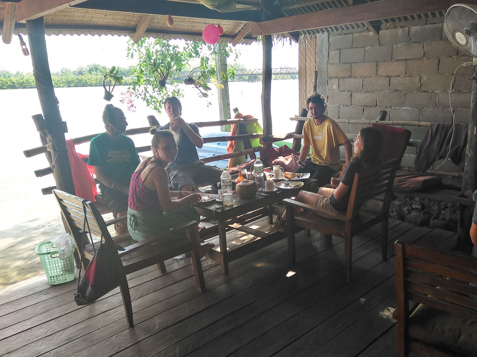 Backpacker Frühstück. Jeder wollte vor 2 Wochen schon ganz wo anders sein