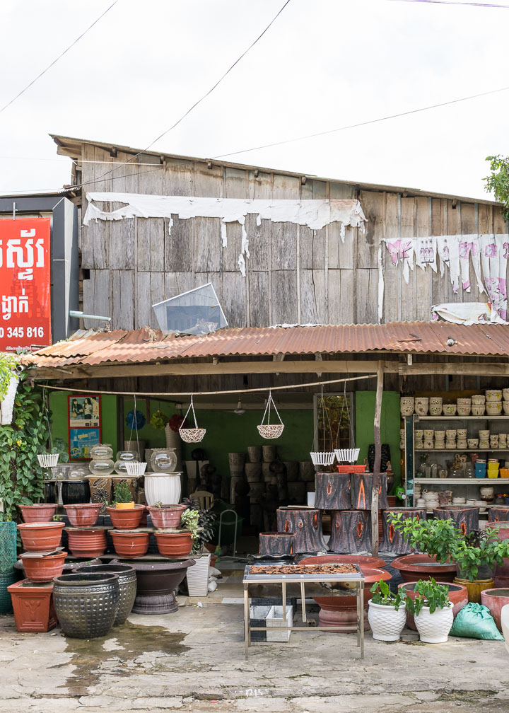 Schlecht zu erkennen: Eine Familie Katzen auf dem heißen Blechdach