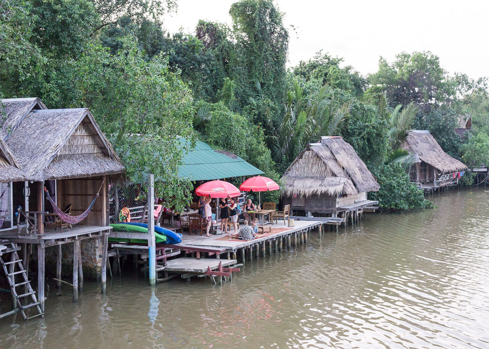 In der Mitte: Kampot Riverside Bungalows. Da wohn ich :)