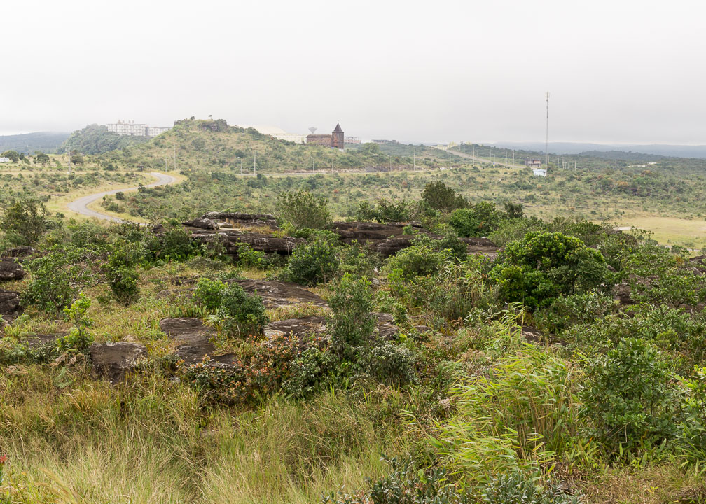 Blick über einen Teil von Bokor Mountain. War mein erster Scooter Trip (ever). 1.5h in jede Richtung. Die Wolken ziehen hier auf Augenhöhe drüber. Dementsprechend frisch kann es werden