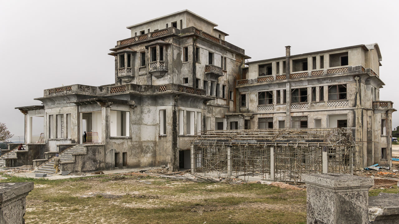 Eine der letzten Bastionen der Roten Khmer. Wird gerade (zu einem Hotel?) renoviert. But why?