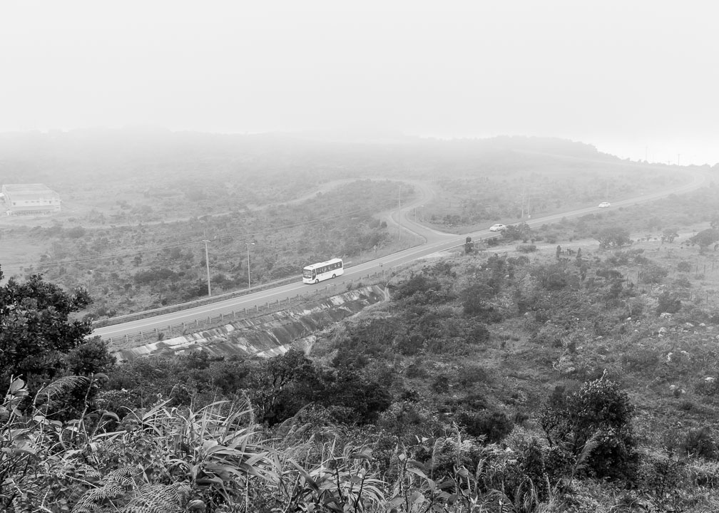 Chinesischer Bus karrt Touristen zum 1Mrd teuren Kasino, das die Chinesen hier unlängst errichtet haben