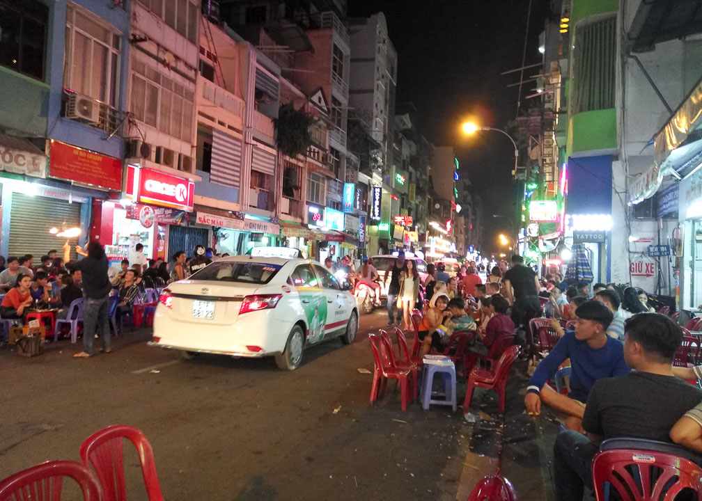 Die Bui Vien Street bei Nacht. Unglaubliche Menschenmengen