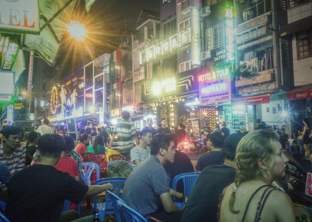 Die Bui Vien Street bei Nacht. Unglaubliche Menschenmengen