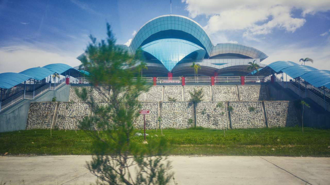 Der Flughafen (samt Bahn) von Ampana wurde auf einem künstlichen Berg gebaut