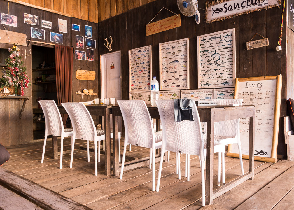 Teil des Restaurants im Morgenlicht