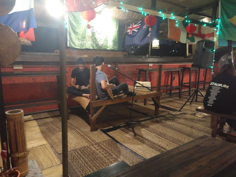 Irgendwer spielt immer Musik. Irgendwer sollte das meistens lassen