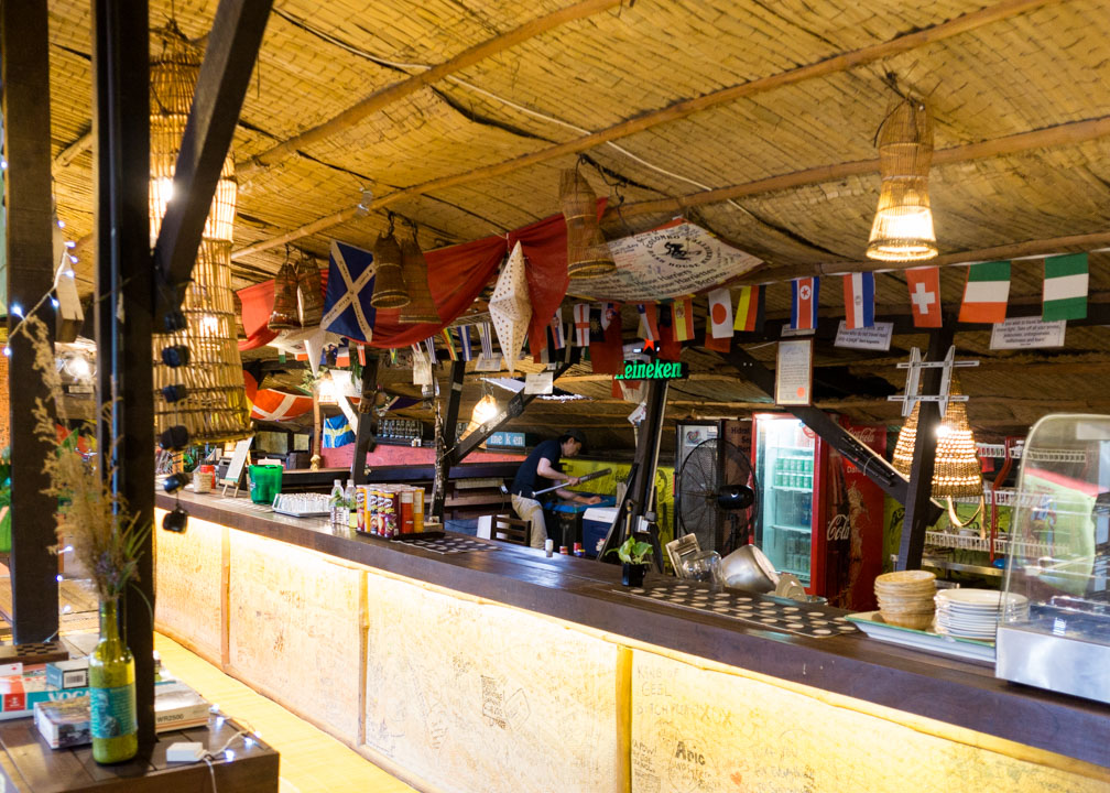 6 Wochen lang habe ich mich über ein unheimliches Geräusch in meinem Zimmer gewundert. Ich kann es nicht beschreiben. Ich habe nichtmal im entferntesten je etwas ähnlich grausames gehört. Es stellte sich heraus, dass sich mein Zimmer genau unterhalb der Eisbox befand, die vom Barmann täglich mit einem Meißel und einem metallenen Baseballschläger traktiert wird